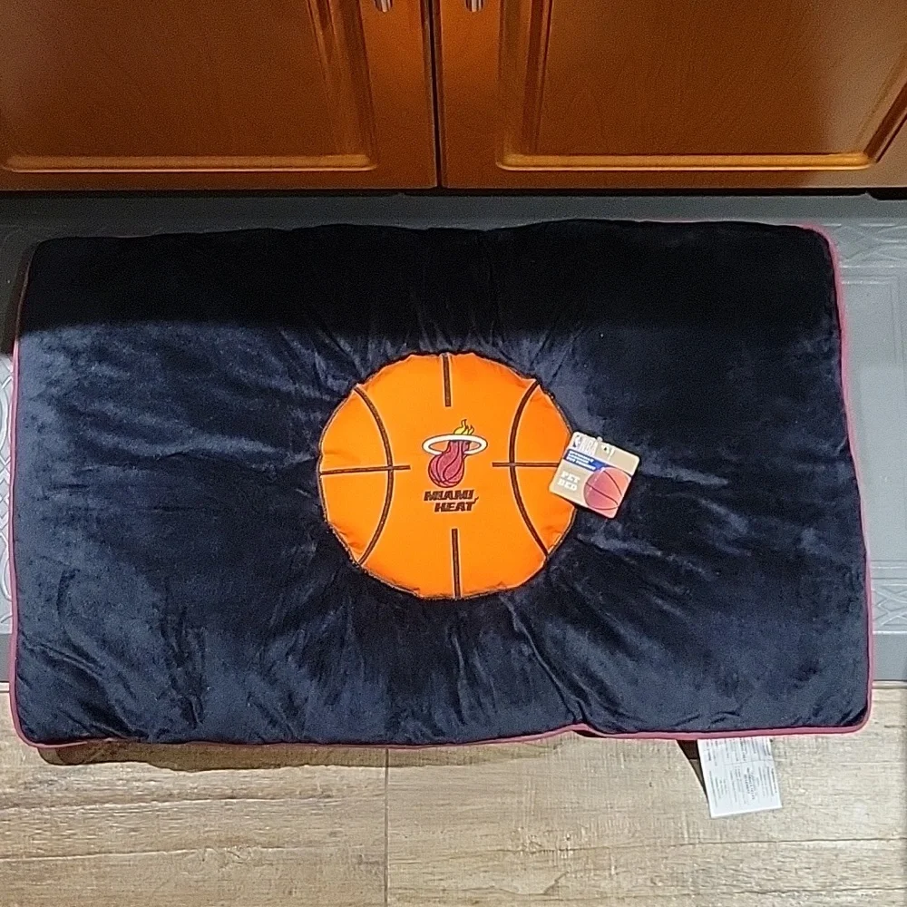 NWT: NBA Officially Licensed Miami Heat Pillow Pet Bed
